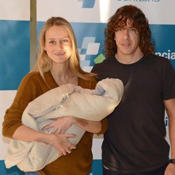 Vanesa Lorenzo y Carles Puyol presenta a su hija Manuela