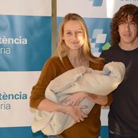 Vanesa Lorenzo y Carles Puyol presenta a su hija Manuela