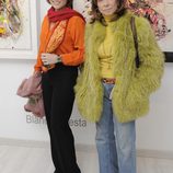 Paloma Segrelles madre e hija en la inauguración de la exposición de cuadros de Blanca Cuesta