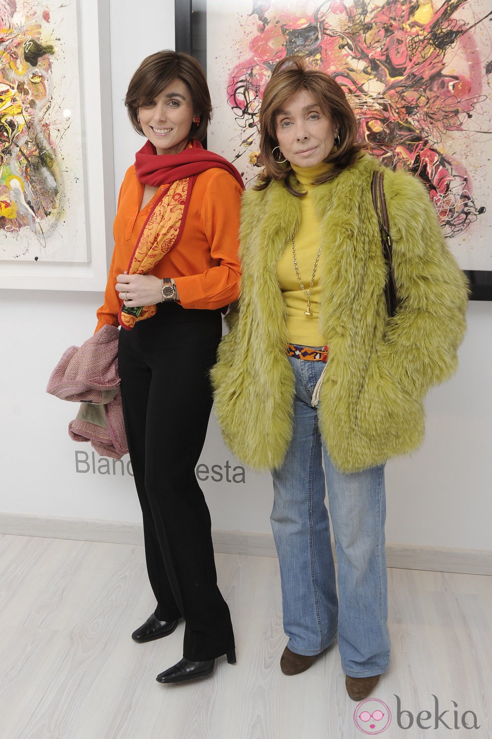 Paloma Segrelles madre e hija en la inauguración de la exposición de cuadros de Blanca Cuesta