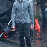 Jamie Dornan empapado por la lluvia en una escena de 'Cincuenta Sombras de Grey'