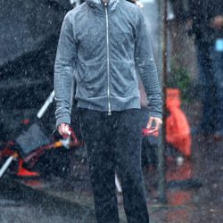 Jamie Dornan empapado por la lluvia en una escena de 'Cincuenta Sombras de Grey'