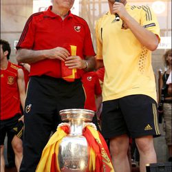 Luis Aragonés e Iker Casillas con la Eurocopa 2008