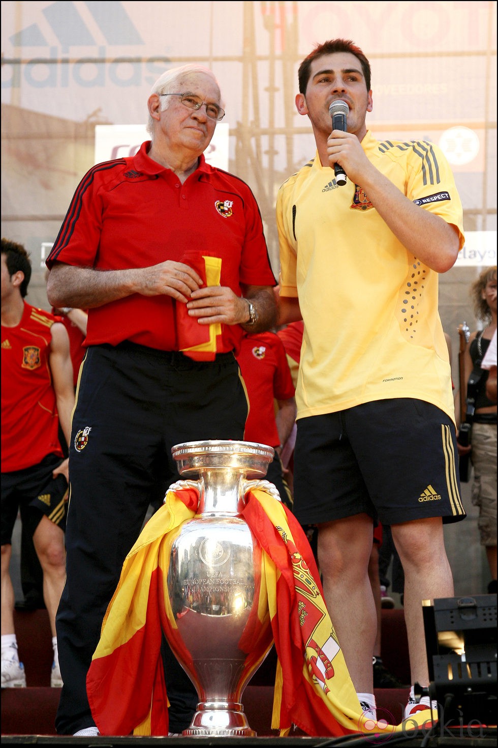Luis Aragonés e Iker con la Eurocopa 2008 - Foto en Bekia Actualidad