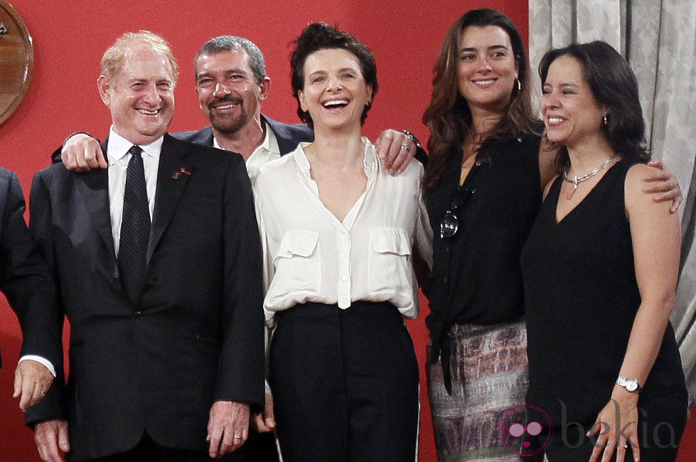 Mike Medavoy, Antonio Banderas, Juliette Binoche, Cote de Pablo y Patricia Reiggs en la presentación de 'Los 33'