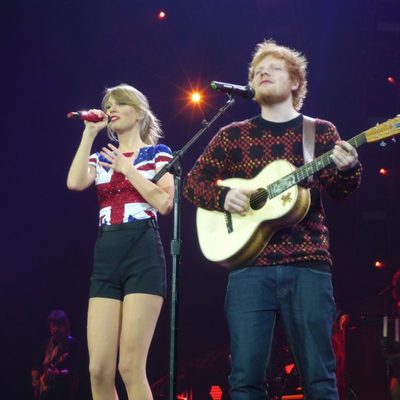 Taylor Swift y Ed Sheeran en un concierto del RED Tour en Londres
