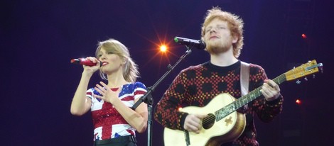 Taylor Swift y Ed Sheeran en un concierto del RED Tour en Londres