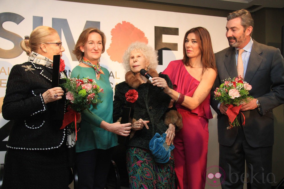 La Duquesa de Alba recibe el premio 'Flamenco en la piel' en el SIMOF 2014