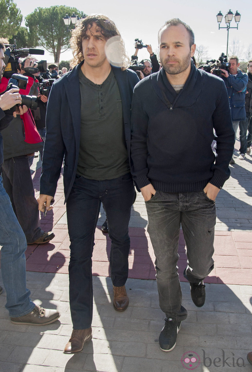 Carles Puyol y Andrés Iniesta en el tanatorio de Luis Aragonés