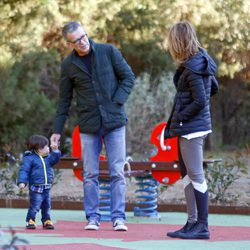 Milan Piqué se pone de pie en el parque con sus abuelos paternos