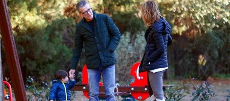 Milan Piqué se pone de pie en el parque con sus abuelos paternos