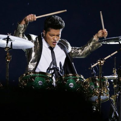 Bruno Mars actuando en la Super Bowl 2014