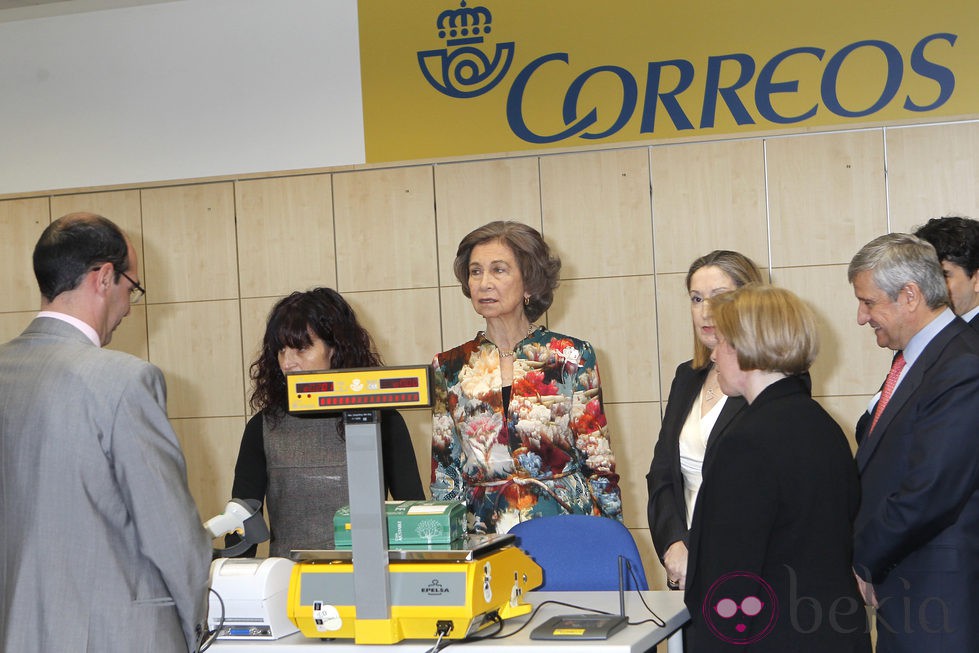 La Reina Sofía visita una oficina de Correos en Madrid