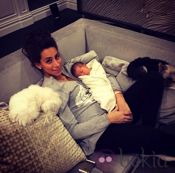 Danielle Jonas con su hija Alena Rose dormida en su pecho