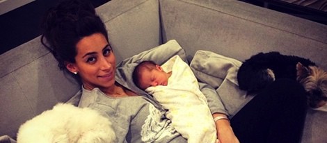 Danielle Jonas con su hija Alena Rose dormida en su pecho
