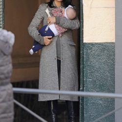 Hilaria Thomas con su hija Carmen Gabriela en brazos en el rodaje de 'Torrente 5'