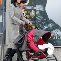 Hilaria Thomas paseando con su hija Carmen Gabriela por Madrid