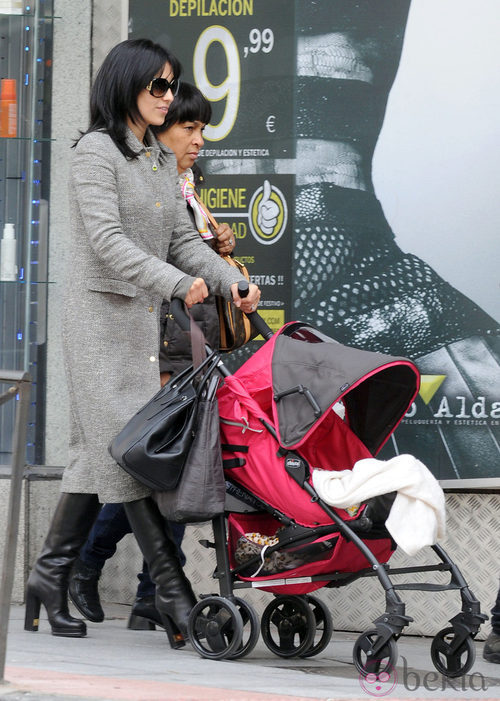 Hilaria Thomas paseando con su hija Carmen Gabriela por Madrid
