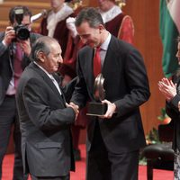Los Príncipes de Asturias entregan el Premio de Poesía Ciudad de Granada a Eduardo Lizalde