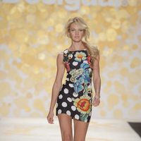 Candice Swanepoel desfilando con Desigual en la Nueva York Fashion Week 2014