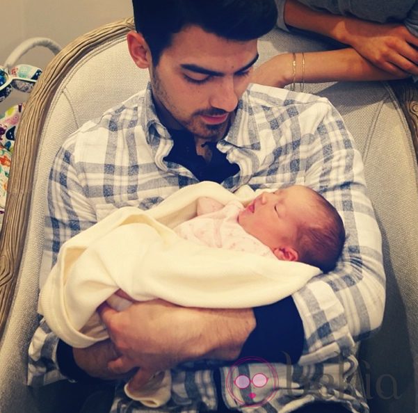 Joe Jonas con su sobrina Alena Rose Jonas en brazos