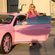 Paris Hilton vestida de rosa saliendo de su coche rosa