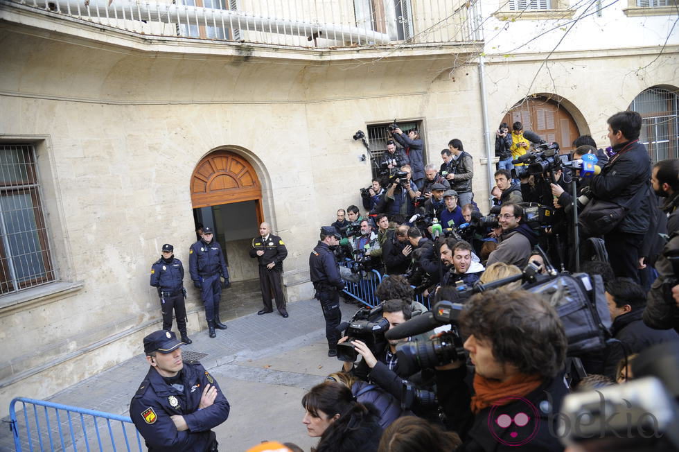 La prensa mundial congregada por la declaración de la Infanta Cristina