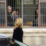 La Infanta Cristina saluda a unas trabajadoras del juzgado de Palma antes de su declaración
