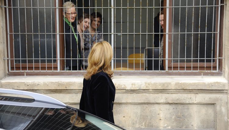 La Infanta Cristina saluda a unas trabajadoras del juzgado de Palma antes de su declaración