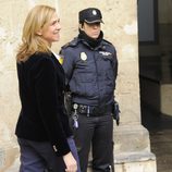 La Infanta Cristina sonríe antes de entrar a declarar