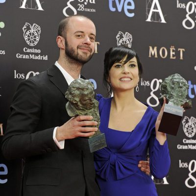 Fernando Franco y Marian Álvarez posan con su galardón en los Premios Goya 2014