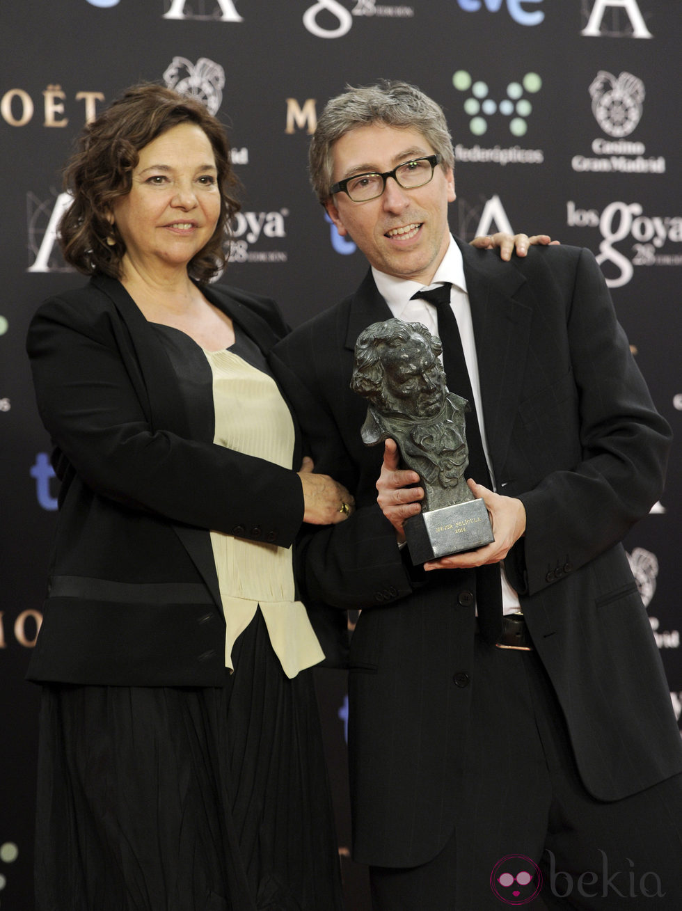 David Trueba posa con su galardón en los Premios Goya 2014