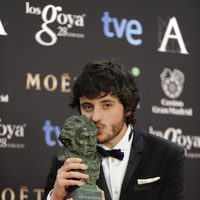 Javier Pereira posa con su galardón en los Premios Goya 2014