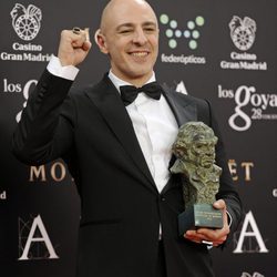 Roberto Álamo posa con su galardón en los Premios Goya 2014