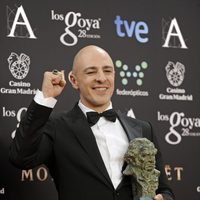 Roberto Álamo posa con su galardón en los Premios Goya 2014