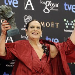 Terele Pávez posa con su galardón en los Premios Goya 2014