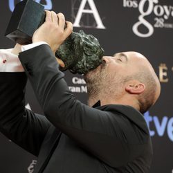 Javier Cámara posa con su galardón en los Premios Goya 2014