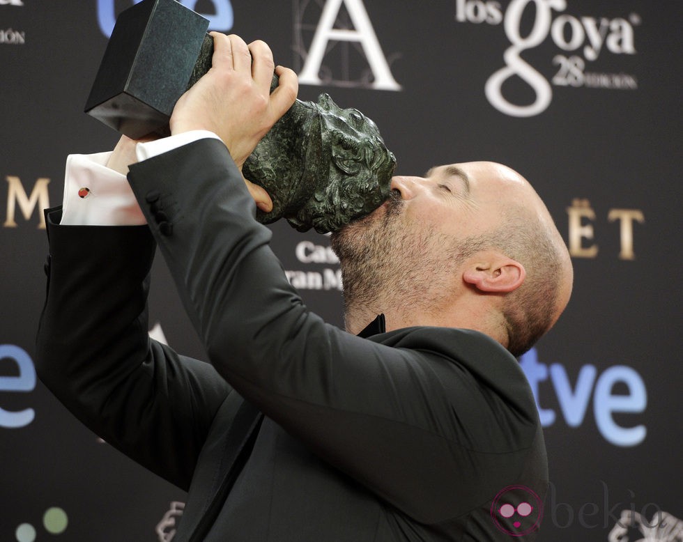 Javier Cámara posa con su galardón en los Premios Goya 2014