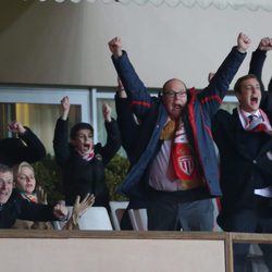 Alberto de Mónaco, Pierre Casiraghi y Gad Elmaleh celebran un gol del Mónaco