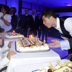 Cristiano Ronaldo con su hijo en la fiesta de su 29 cumpleaños