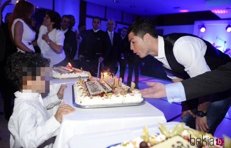 Cristiano Ronaldo con su hijo en la fiesta de su 29 cumpleaños