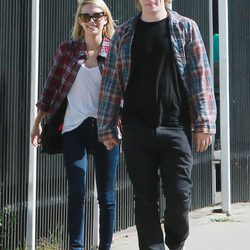 Emma Roberts pasea con Evan Peters para celebrar su 23 cumpleaños