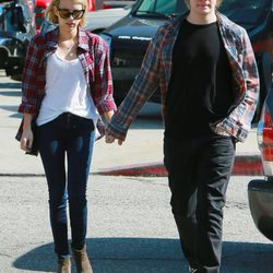 Emma Roberts y Evan Peters pasean cogidos de la mano