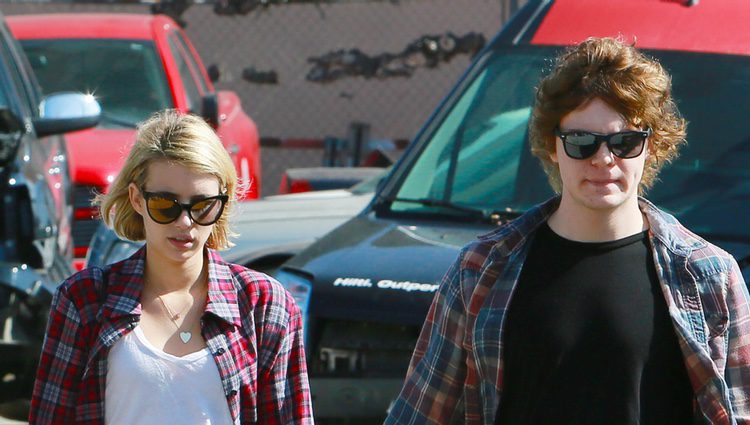Emma Roberts y Evan Peters pasean cogidos de la mano