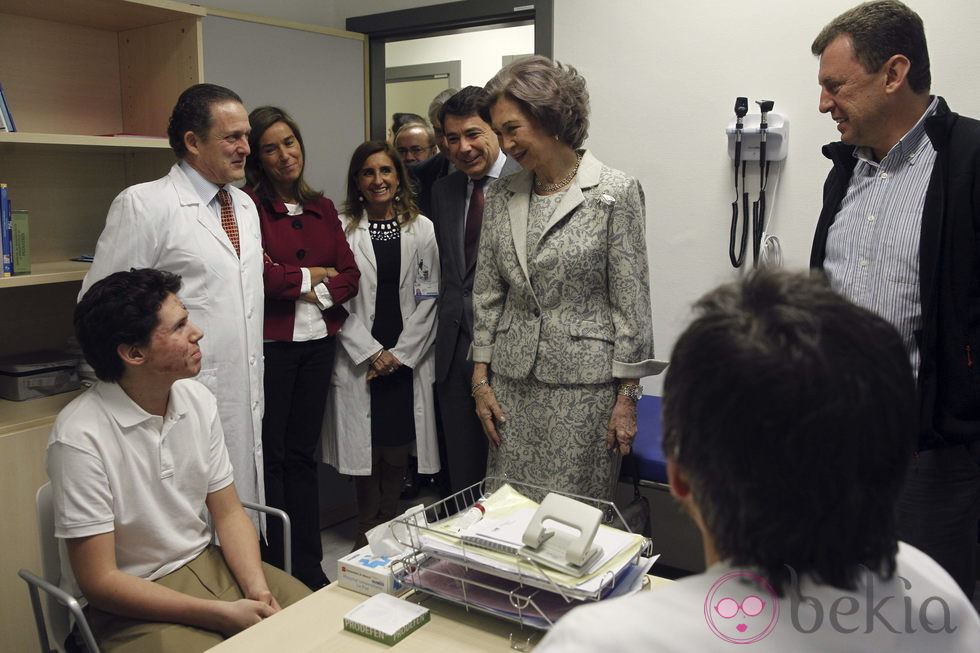 La Reina Sofía visita el Hospital La Paz de Madrid