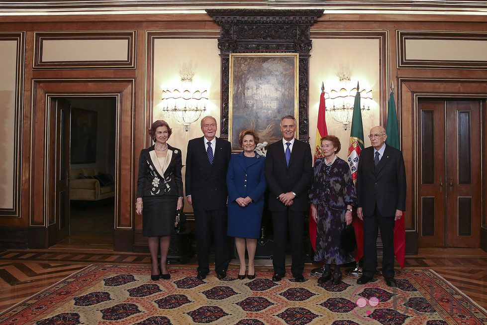 Los Reyes Juan Carlos y Sofía con los presidentes de Portugal e Italia y sus mujeres