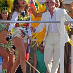 Jennifer Lopez y Pitbull en la grabación del videoclip de 'We are one'