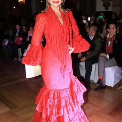 Carmen Lomana vestida de flamenca en un desfile benéfico en Sevilla