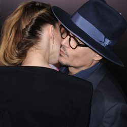 Johnny Depp y Amber Heard se dan un tímido beso en la mejilla