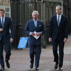 El Príncipe Carlos con sus hijos Guillermo y Harry en una conferencia